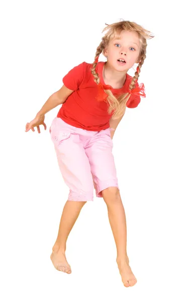 Прыгающий ребенок в красной рубашке — стоковое фото