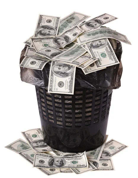 Um dinheiro está num balde de lixo. . — Fotografia de Stock