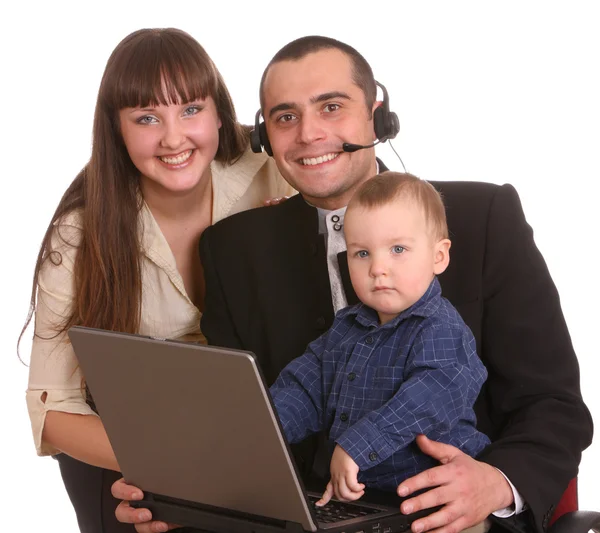 Lycklig familj med bärbar dator och headset. — Stockfoto