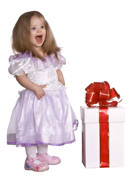 在服装的玩具娃娃有礼品盒中的女孩. — 图库照片