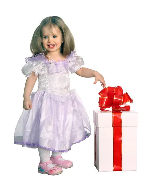 ギフト用の箱と人形の衣装の女の子. — ストック写真