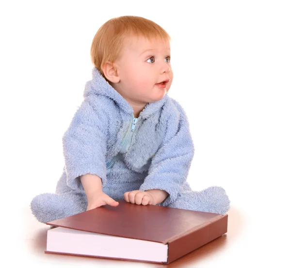 Дитячий хлопчик читає велику червону книгу . — стокове фото