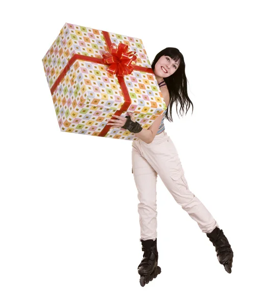 Chica con caja de regalo ir patinaje . —  Fotos de Stock