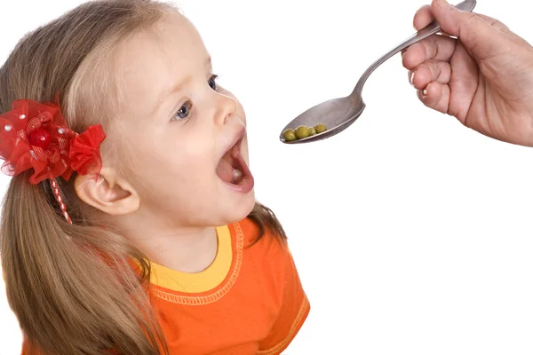Kız bebek turuncu eat armut. — Stok fotoğraf