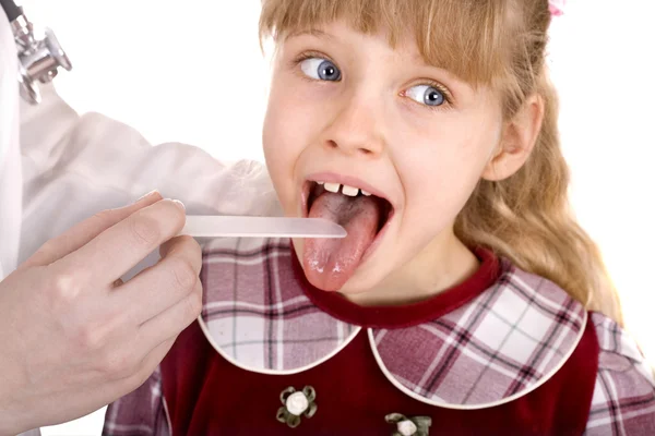 Doutor tratar criança para a garganta. Carro de criança — Fotografia de Stock