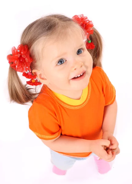 Meisje van de baby in oranje t-shirt. — Stockfoto