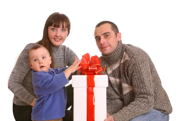 Famille heureuse avec boîte cadeau blanche . — Photo