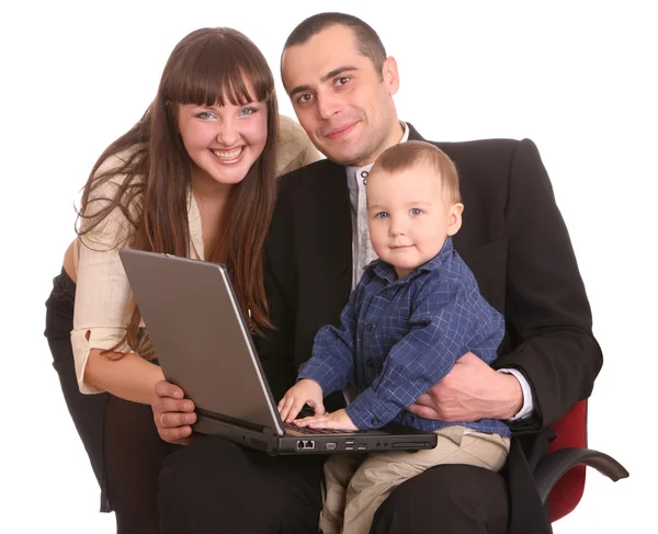 Gelukkige familie met laptop zitten op stoel. — Stockfoto