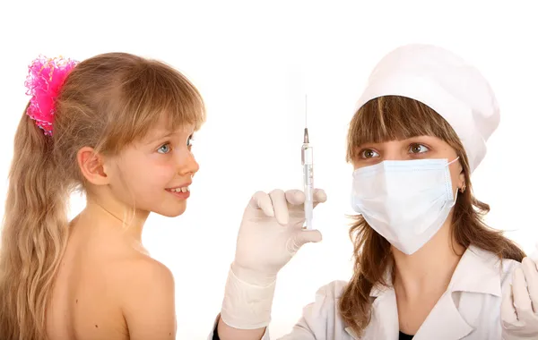 Médico inocular la vacuna infantil sonriente —  Fotos de Stock