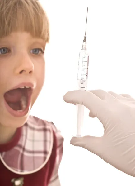 Niño con miedo de hacer inoculación . —  Fotos de Stock