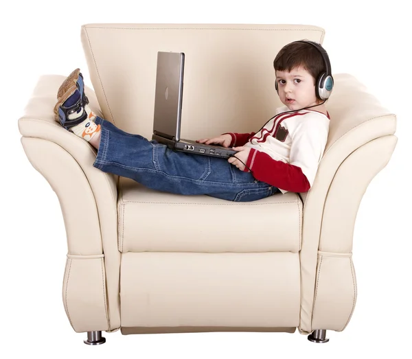 Αγόρι με φορητό υπολογιστή και ακουστικών. — Φωτογραφία Αρχείου