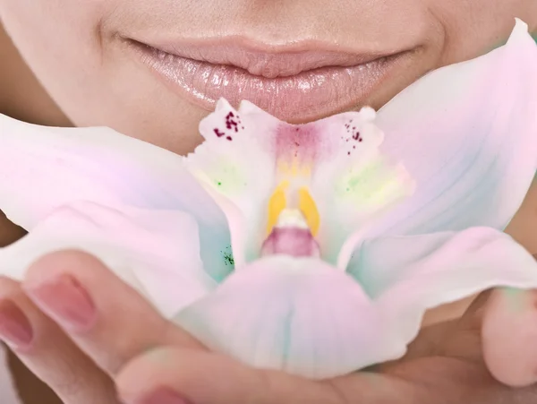 Kadın dudaklar ve orkide çiçek. Spa. — Stok fotoğraf