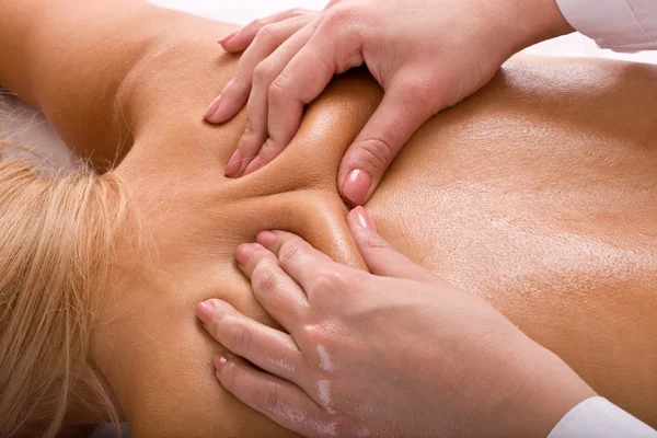 Masaje de espalda femenina. Spa . — Foto de Stock