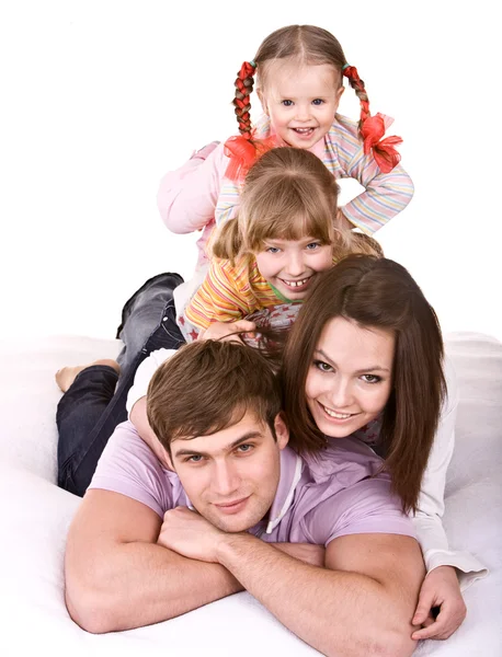 Szczęśliwa rodzina na białe łóżko. — Zdjęcie stockowe