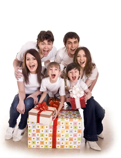 Famiglia felice con confezione regalo . — Foto Stock