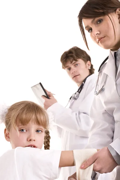 Läkare ge första hjälpen till barn. — Stockfoto