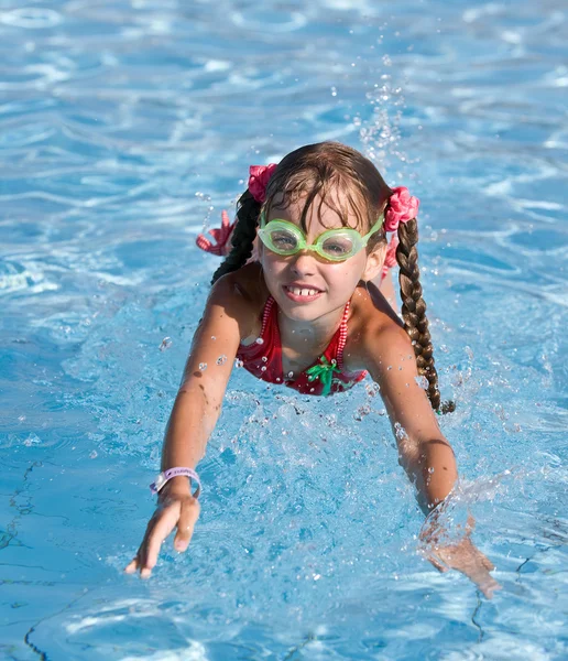 Menina em óculos aprender a nadar . — Fotografia de Stock