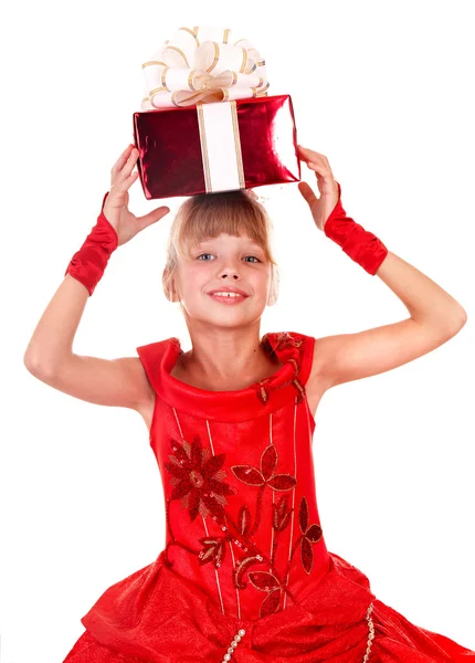 Κορίτσι παιδί με κόκκινο φόρεμα με κιβώτιο δώρων. — Φωτογραφία Αρχείου