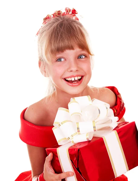 Meisje kind in rode jurk met doos van de gift. — Stockfoto
