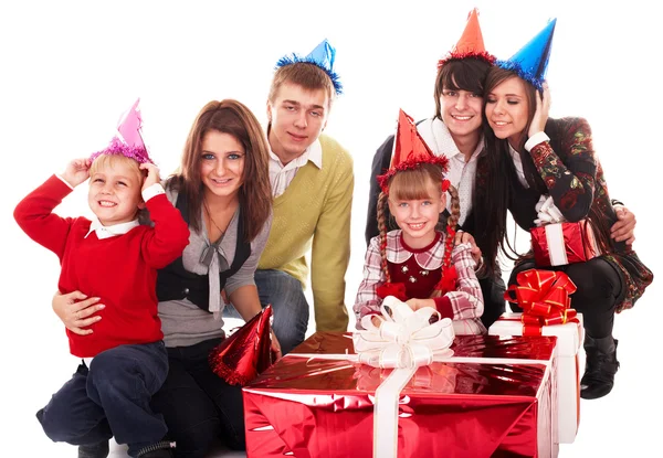Familia feliz con caja de regalo roja . — Foto de Stock