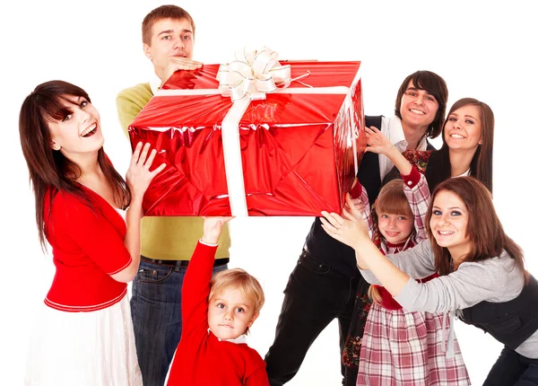 Gelukkige familie met rode luxe-geschenketui. — Stockfoto