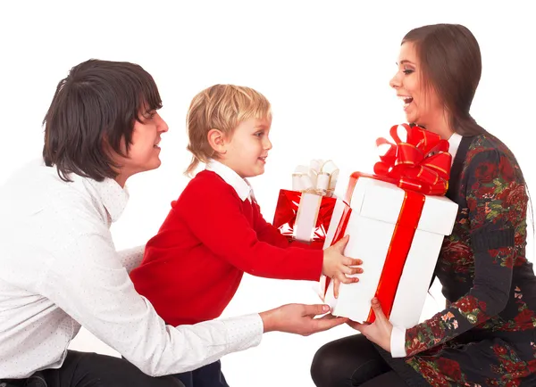 Gelukkige familie met witte geschenkdoos. — Stockfoto