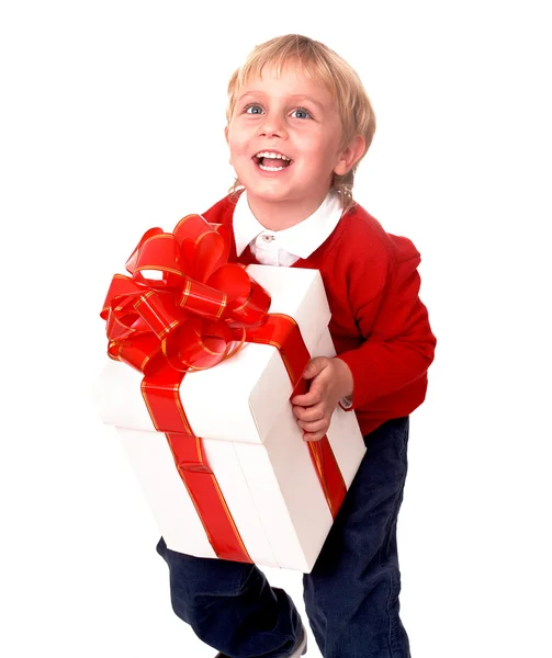 Щасливий хлопчик з білою подарунковою коробкою . — стокове фото