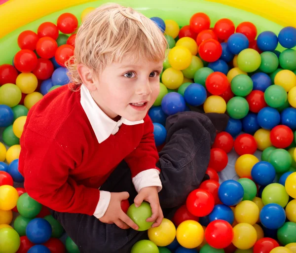 С днем рождения мальчика в цветных шарах . — стоковое фото