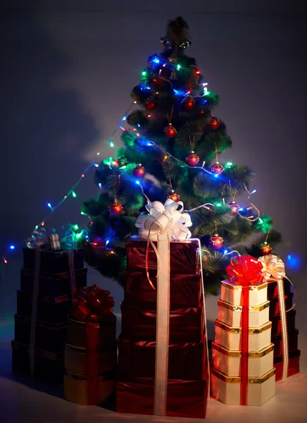 Weihnachtsbaum mit Blitz und Geschenkbox — Stockfoto