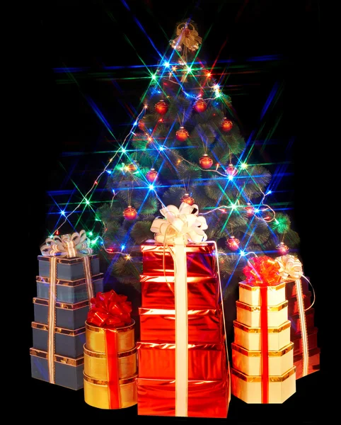 Árvore de Natal com flash e caixa de presente . — Fotografia de Stock