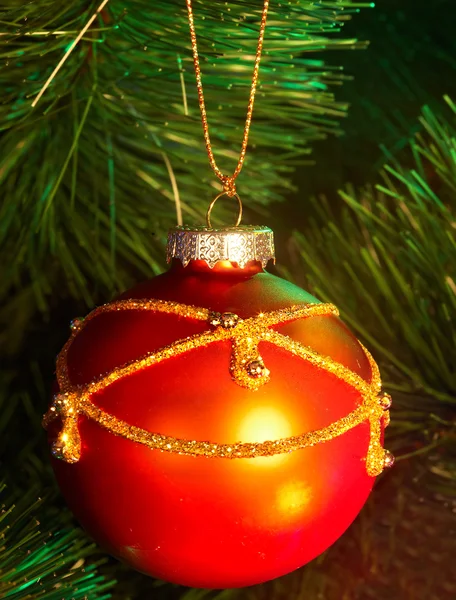 Bola vermelha de Natal em abeto . — Fotografia de Stock