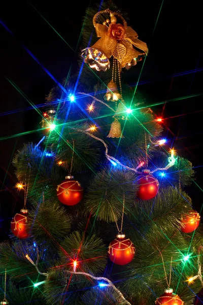 Kerstboom met flits en bell. — Stockfoto