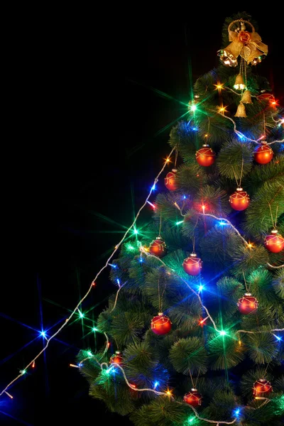 Χριστουγεννιάτικο δέντρο με φως και λάμψη. — Φωτογραφία Αρχείου