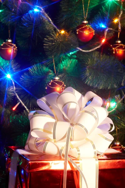Julgran med flash och gift box. — Stockfoto