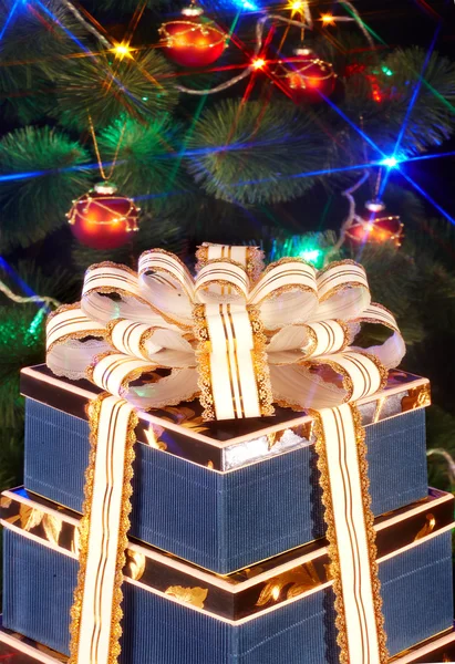 Рождественская елка со вспышкой и подарочной коробкой . — стоковое фото