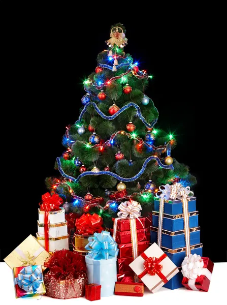 Kerstboom met licht en geschenk doos. — Stockfoto