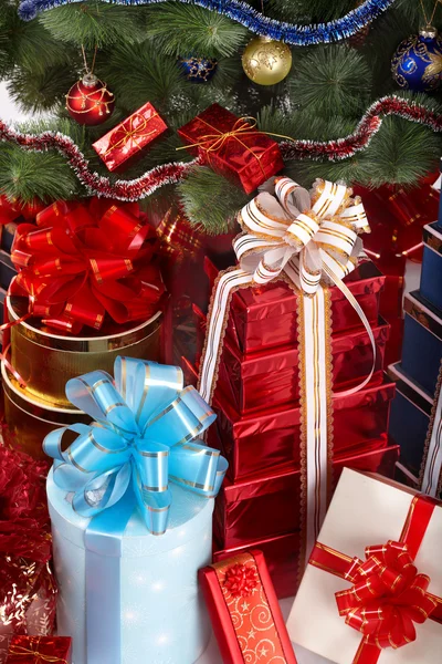 Vánoční strom a skupiny dárkový box. — Stock fotografie