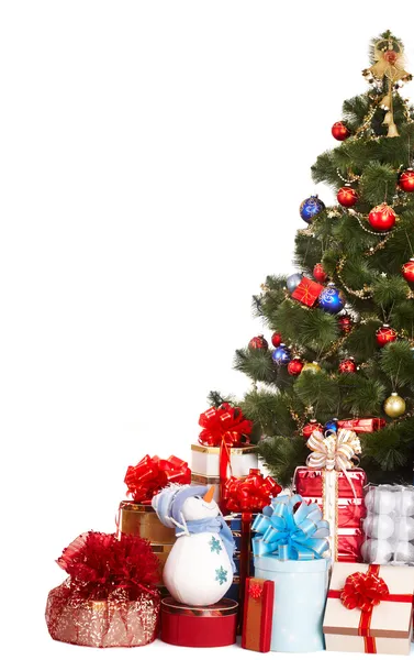 Julgran, presentförpackning och snögubbe. — Stockfoto