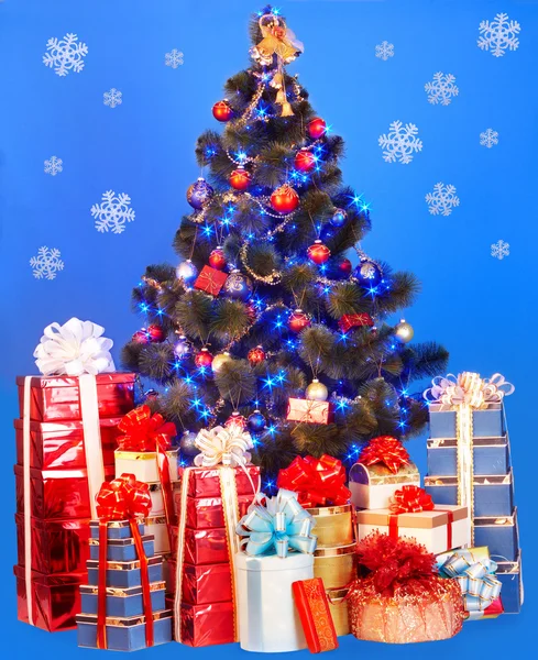 Árvore de Natal com luz, floco de neve — Fotografia de Stock
