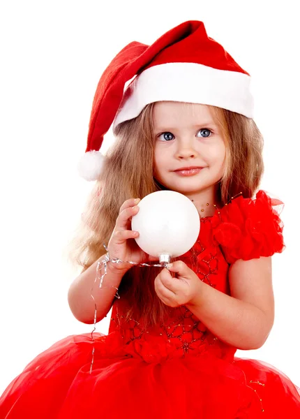 Niño en sombrero de santa con bola de Navidad —  Fotos de Stock