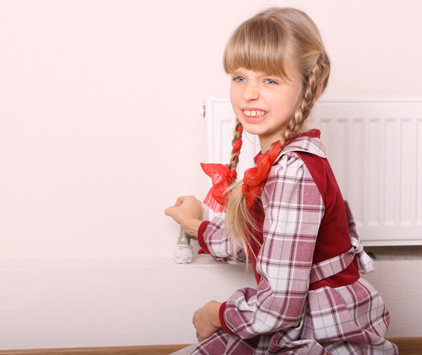 Girl try open thermostat.