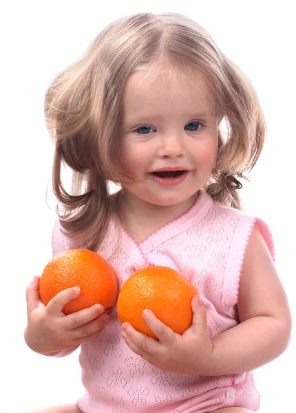 Mosolygós baba és két narancs. — Stock Fotó