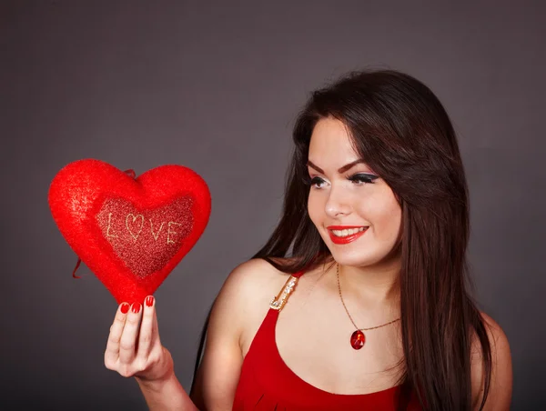 Menina com coração vermelho no fundo cinza — Fotografia de Stock