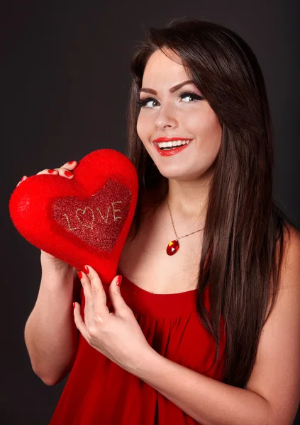 Mädchen mit rotem Herz auf grauem Hintergrund — Stockfoto