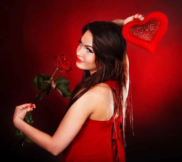 Dívka se srdcem a květ růže — Stock fotografie