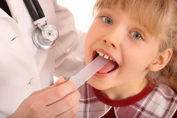 Arzt behandelt Kind wegen Kehle. — Stockfoto