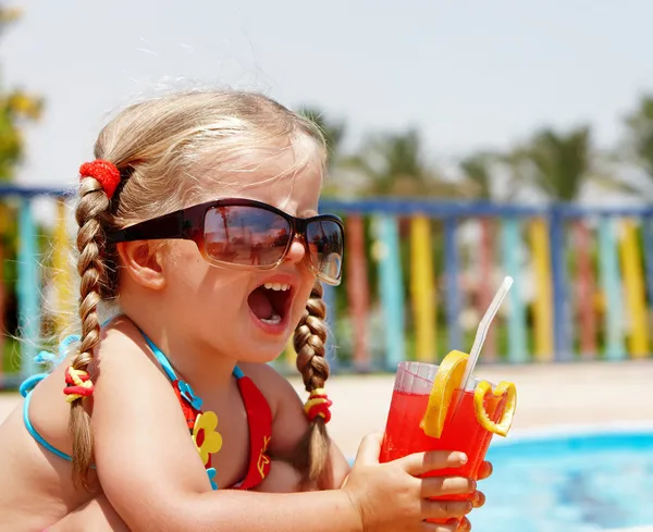 Dítě dívka v sluneční brýle nápoj. — Stock fotografie