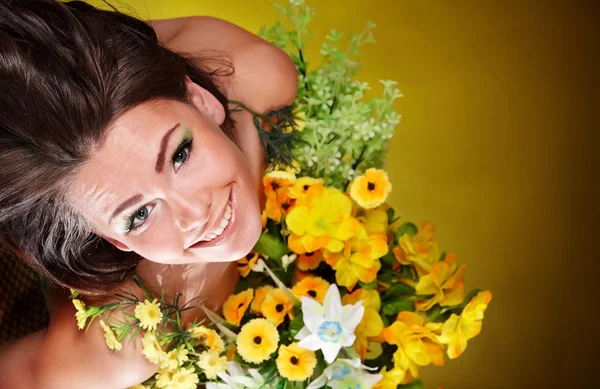 Meisje met wild bloem. groene achtergrond. — Stockfoto