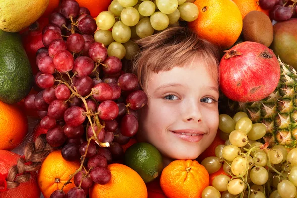 Kind meisje in groep van fruit. — Stockfoto