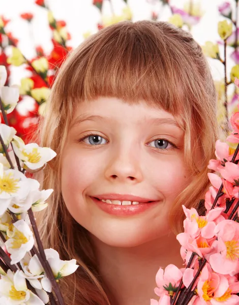 Kind meisje op voorjaar bloem. — Stockfoto